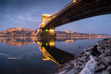 Geceleri Tuna Nehri akan buz