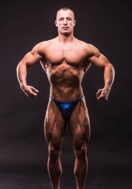 Genç bodybuider poz 