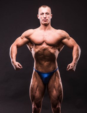 Genç bodybuider poz 