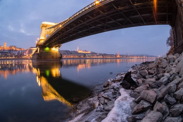 Geceleri Tuna Nehri akan buz