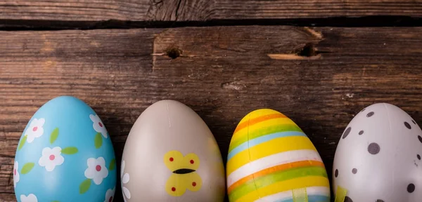 Telur Paskah pada latar belakang kayu pedesaan — Stok Foto