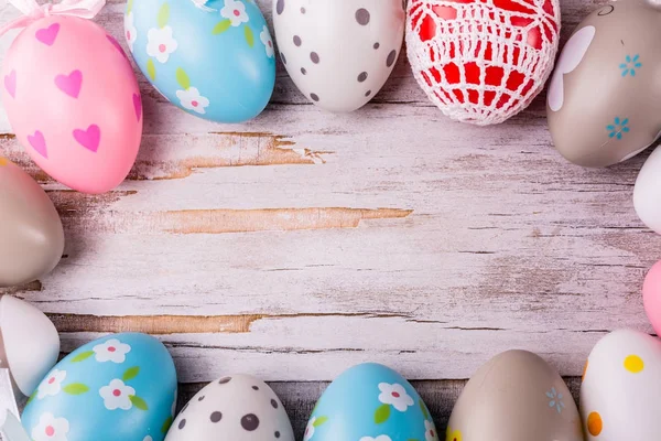 Huevos de Pascua sobre fondo rústico de madera — Foto de Stock