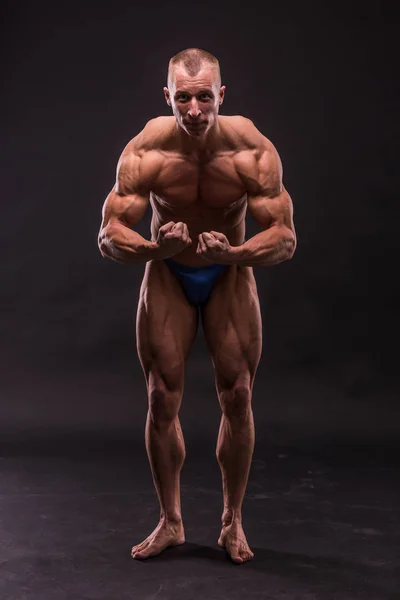 Young bodybuider posing — Stock Photo, Image