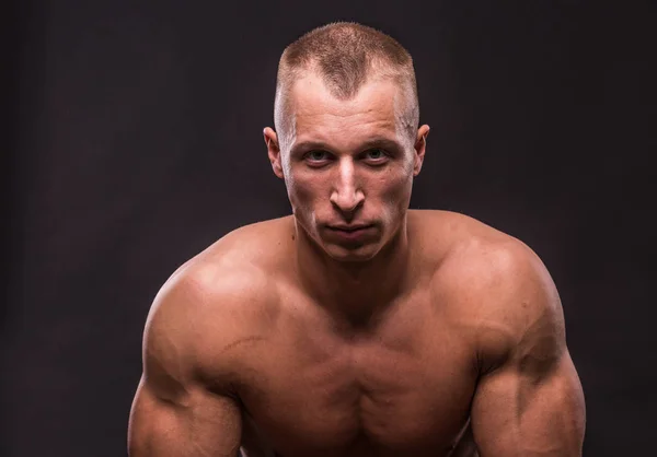 Joven bodybuider posando —  Fotos de Stock