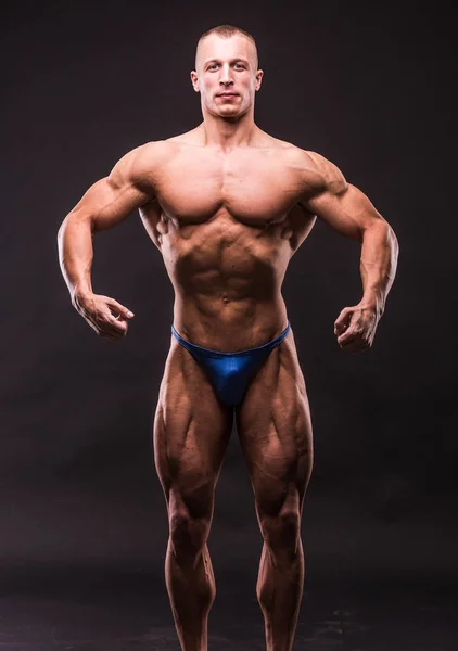 Mladí bodybuider pózování — Stock fotografie