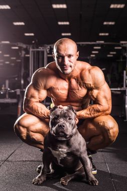 köpek ile poz vücut geliştirmeci