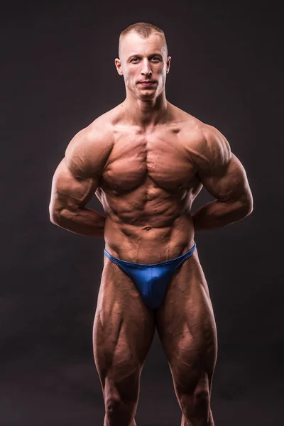 Mladí bodybuider pózování — Stock fotografie