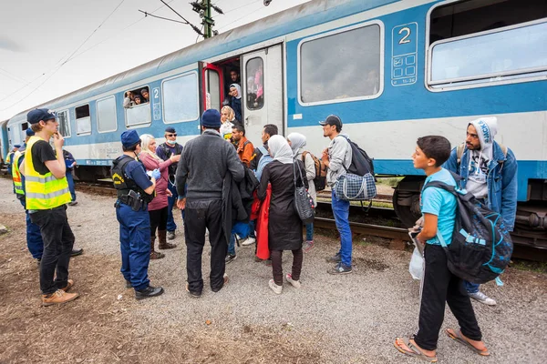 Refugiados de guerra en la estación de tren Gyekenyes — Foto de Stock