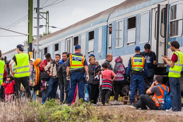 Gyekenyes tren istasyonunun mülteci savaş — Stok fotoğraf