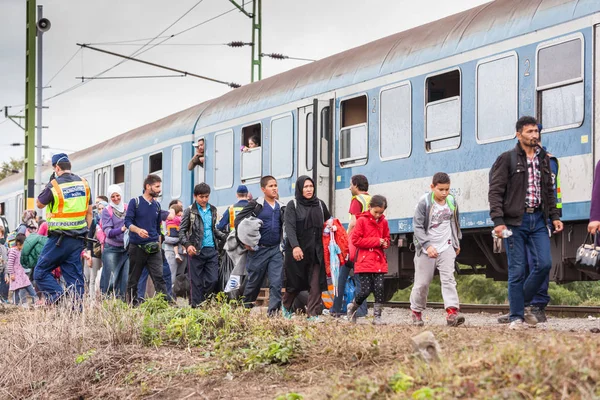 Біженців війни на залізничному вокзалі Gyekenyes — стокове фото