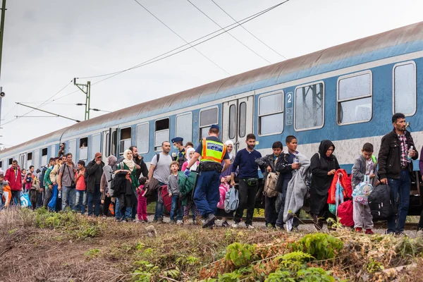 Oorlogsvluchtelingen op het Station van Gyekenyes — Stockfoto