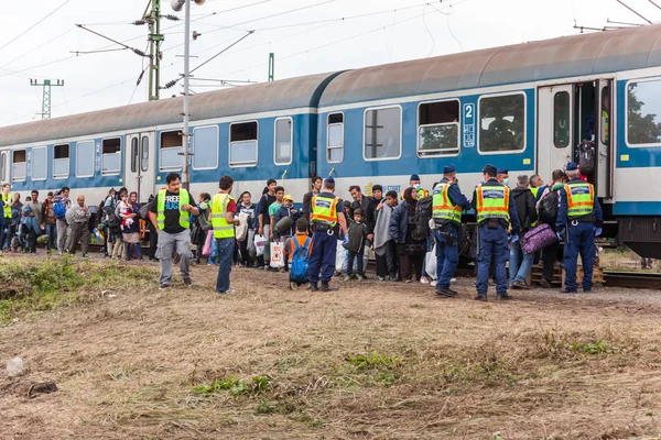 Refugiados de guerra na Estação Ferroviária Gyekenyes — Fotografia de Stock