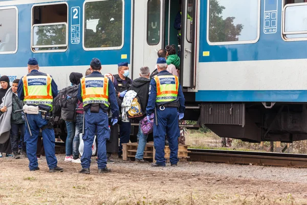 Oorlogsvluchtelingen op het Station van Gyekenyes — Stockfoto