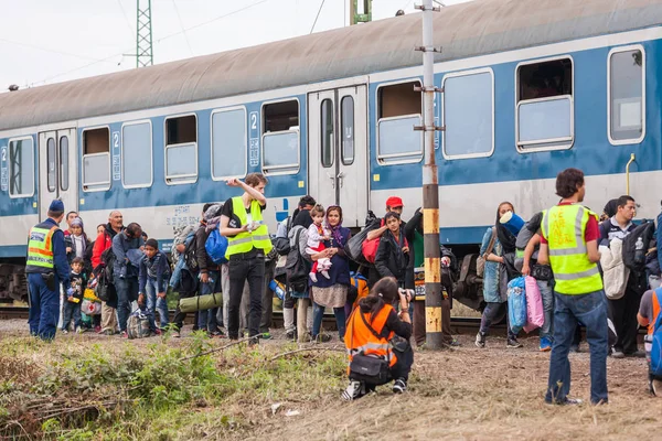 War refugees at the Gyekenyes Railway Station — Stock Photo, Image