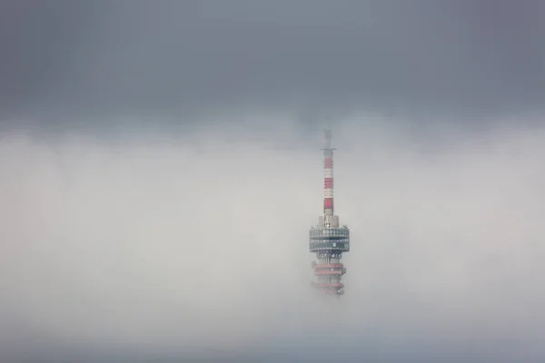 Torre de telecomunicações com nevoeiro — Fotografia de Stock