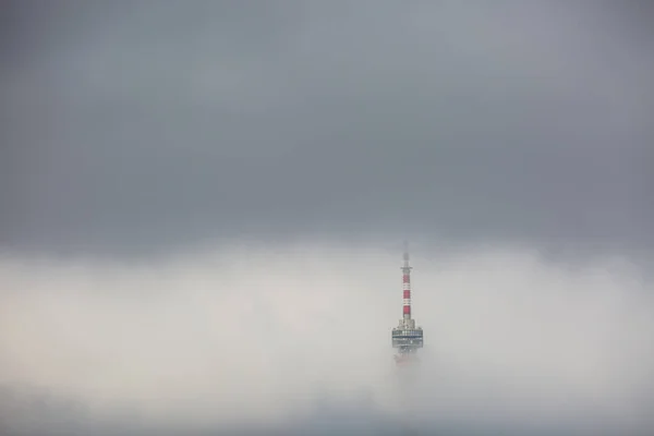 Torre de telecomunicações com nevoeiro — Fotografia de Stock