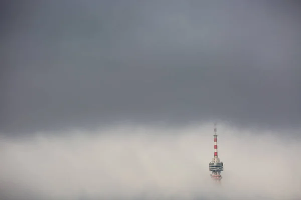 Torre de telecomunicações com nevoeiro — Fotografia de Stock