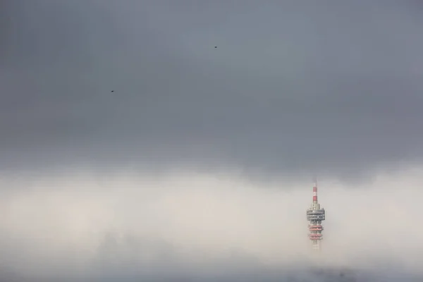 Torre de telecomunicações com nevoeiro — Fotografia de Stock