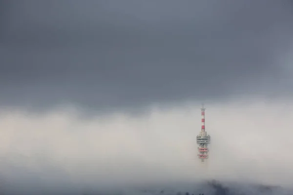 Torre de telecomunicações com nevoeiro — Fotografia de Stock