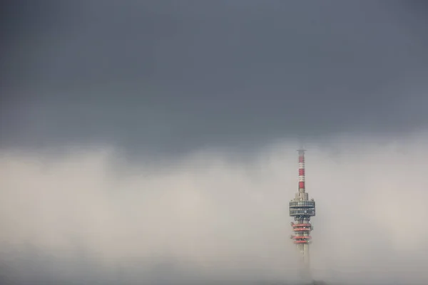 Torre de telecomunicações com nevoeiro — Fotografia de Stock