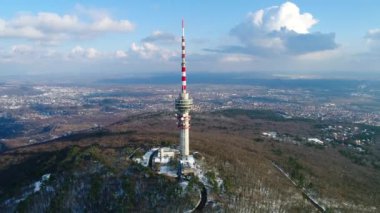 Tv Kulesi ormandaki hava video