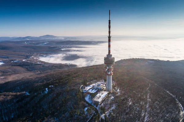 Torre de TV na floresta — Fotografia de Stock