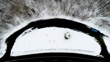 Karlı kış orman ile Raod