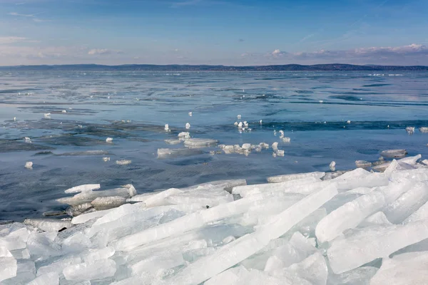 巴拉顿湖被冻结 — 图库照片