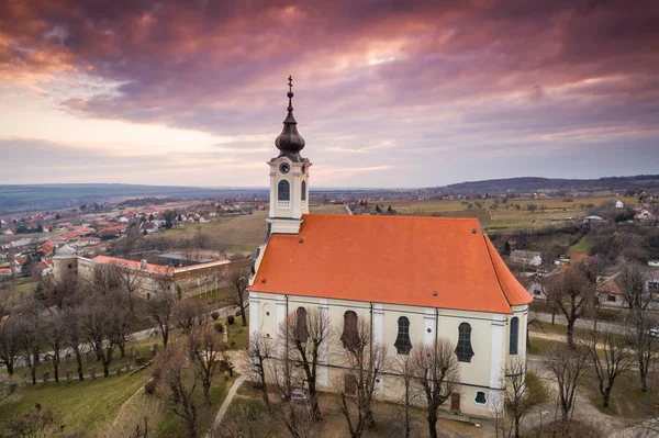 Pecsvarad Kalesi ile güzel kilise — Stok fotoğraf