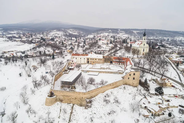 Красивая церковь с крепостью Печварад, Венгрия — стоковое фото