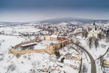 Pecsvarad, Macaristan'ın kale ile güzel kilise