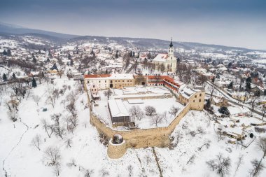 Pecsvarad, Macaristan'ın kale ile güzel kilise