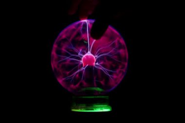 koyu arka plan üzerinde renkli plazma topu