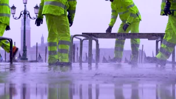 Werknemers Bouwen Hellingen Venetië Italië Tijdens Acqua Alta — Stockvideo