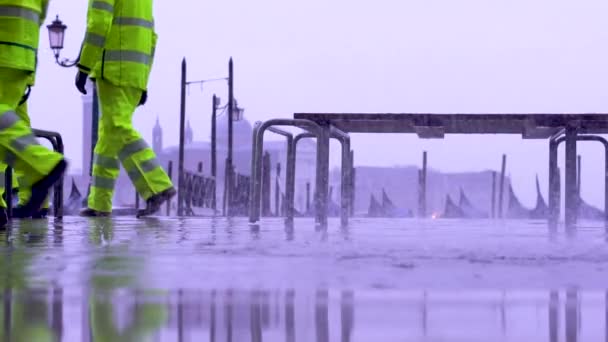 Trabajadores Construyen Rampas Venecia Italia Durante Acqua Alta — Vídeos de Stock