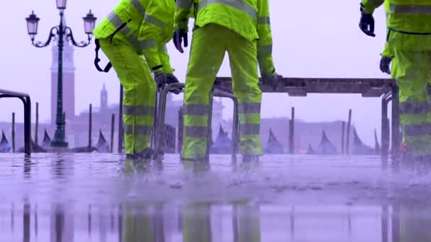 Werknemers Bouwen Hellingen Venetië Italië Tijdens Acqua Alta — Stockvideo