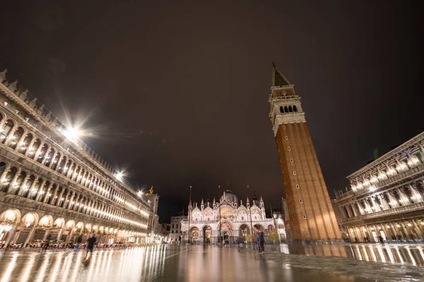 Basiliek in San Marco plein in Venetië tijdens aqua alta — Stockfoto