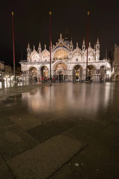 Basiliek in San Marco plein in Venetië tijdens aqua alta — Stockfoto