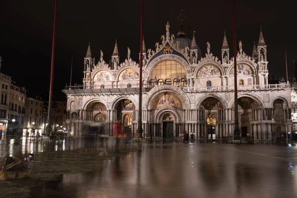 Basiliek in San Marco plein in Venetië tijdens aqua alta — Stockfoto