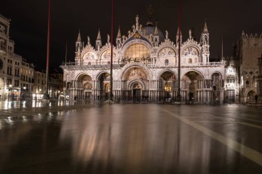 Bazilika aqua sırasında Venedik'te San Marco Meydanı'nda alta