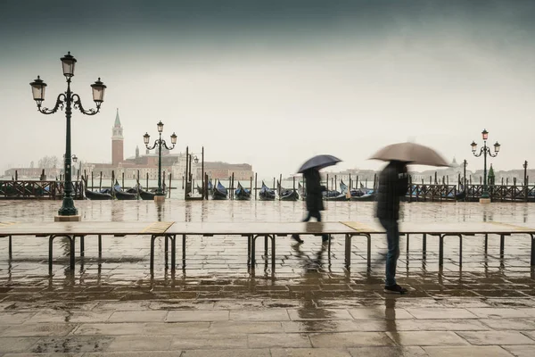 Vista a San Giorgio Maggiore Venecia durante la aqua alta —  Fotos de Stock