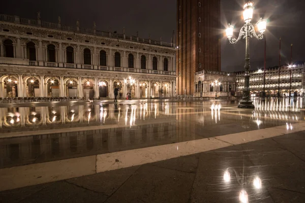 Basílica em San Marco Square em Veneza durante aqua alta — Fotografia de Stock