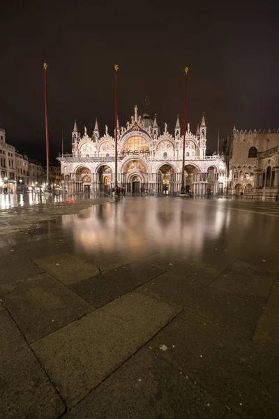 Basiliek in San Marco plein in Venetië tijdens aqua alta — Stockfoto