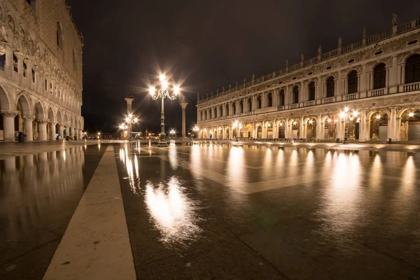San Marco plein in Venetië tijdens aqua alta — Stockfoto