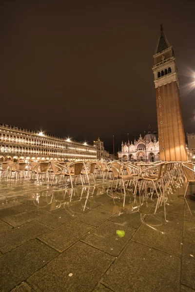 Basílica em San Marco Square em Veneza durante aqua alta — Fotografia de Stock