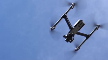 Mavi gökyüzü ile uçan dron