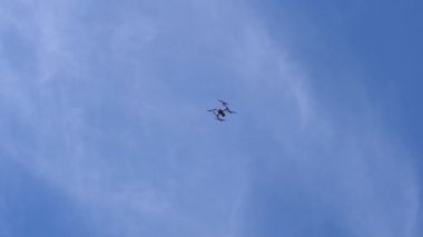 Mavi gökyüzü ile uçan dron