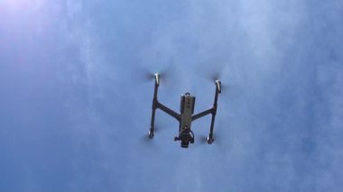 Mavi gökyüzü ile uçan dron
