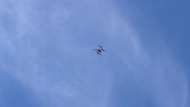 Mavi Gökyüzü Ile Uçan Dron — Stok video