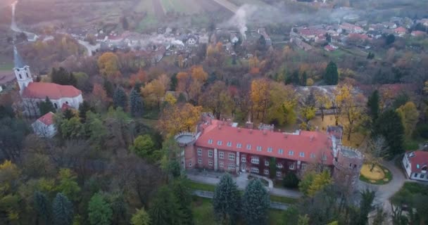 Castelo Benyovszky Com Cores Outono — Vídeo de Stock